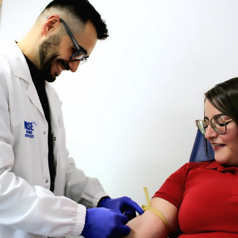 Un infermiere Nurse H24 esegue un prelievo in ambulatorio
